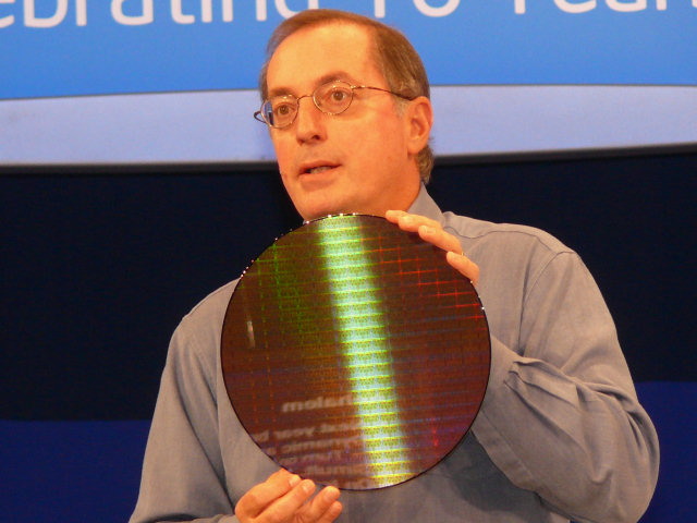 Intel Nehalem处理器已可正常运作 单晶片8颗心 支援全新QuickPath技术